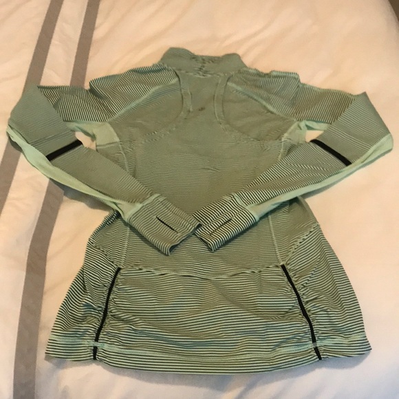 LULULEMON TOP. Size 4. Like New! - Picture 5 of 8